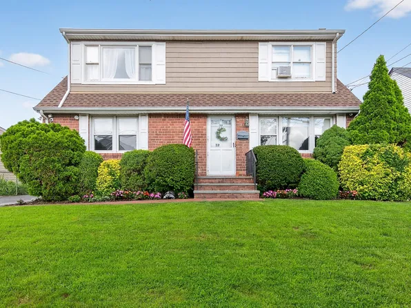 32 Roosevelt Court, Westbury, NY 11590