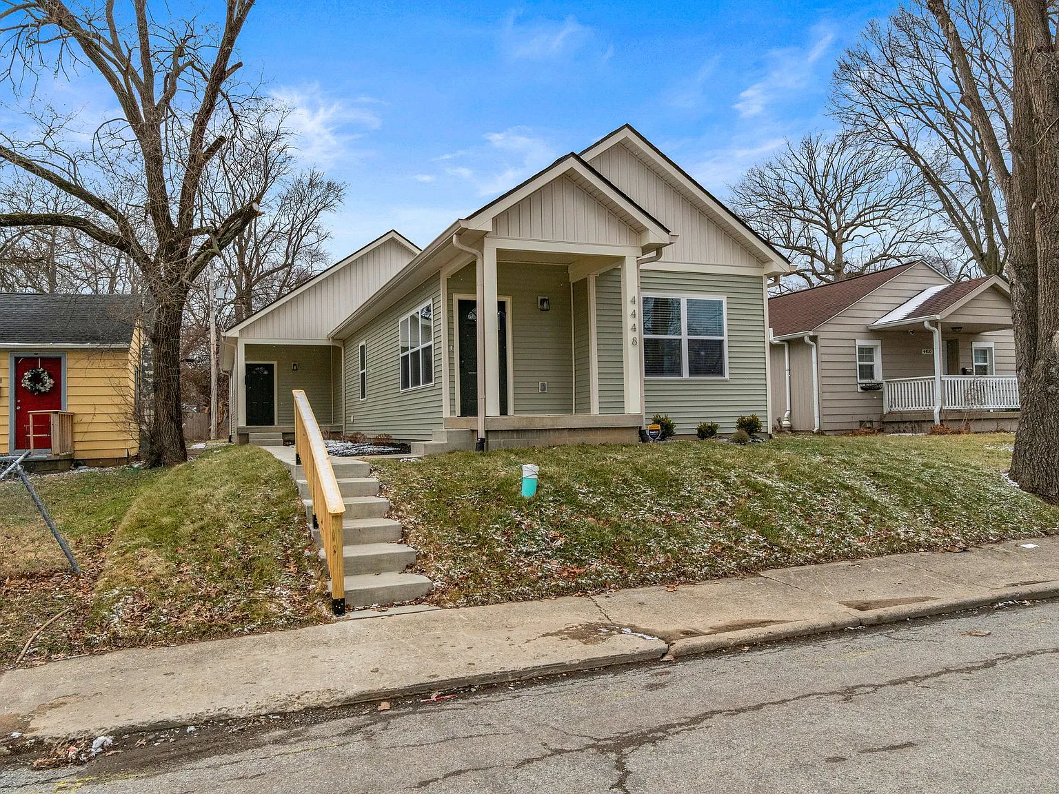 Incredible 2 bedroom 1 bathroom Duplex! — Photo 2