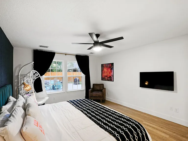 1504 W 43rd St — Photo 13