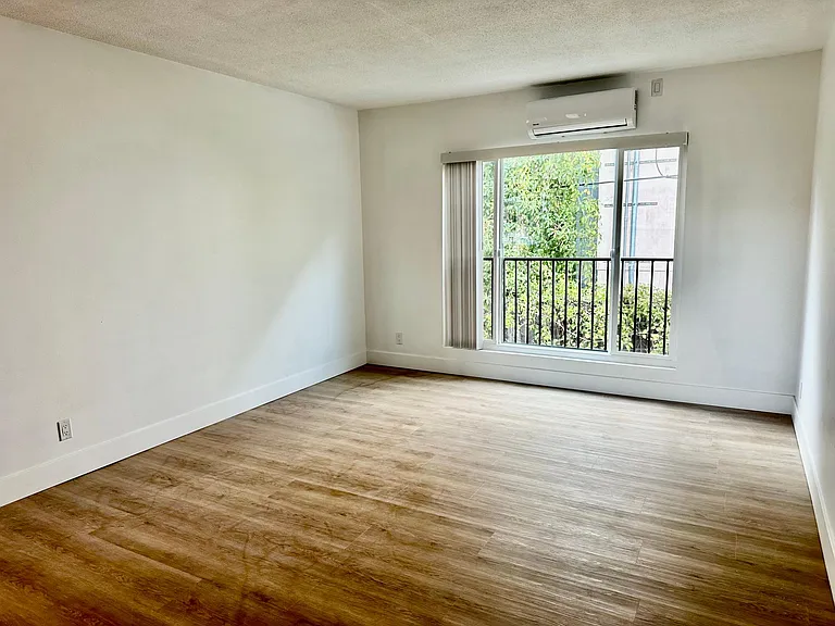 12121 La Maida St #15 — Photo 36
