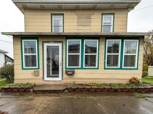 224 4th St NE, Navarre, OH 44662
