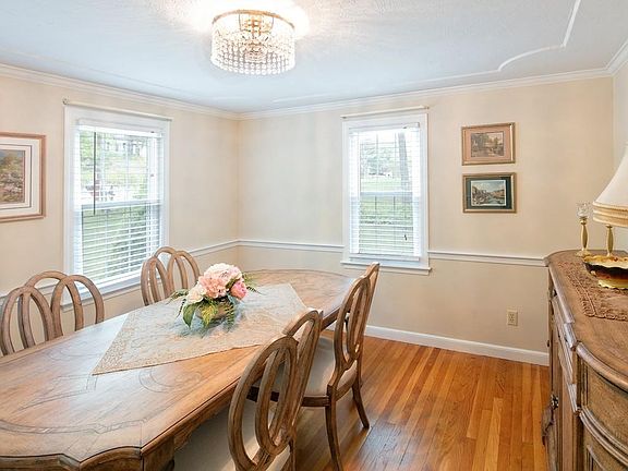 4th image of 62 Kathleen Dr