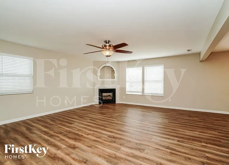 595 Professional Pkwy — Photo 3