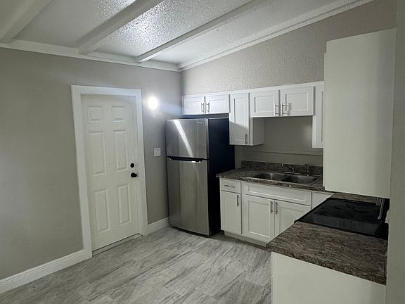 5th image of 4019 E Grove St