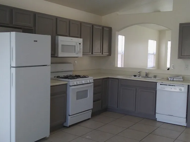 502 Oak Island Dr — Photo 2