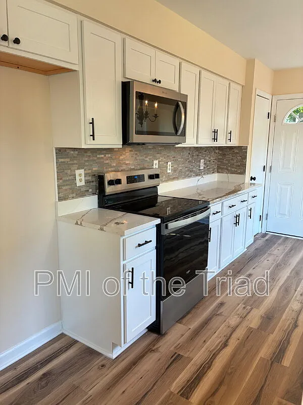 3 bed, 2.0 bath, 1343 sqft, $2,700 — Photo 4