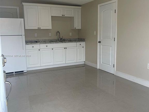3rd image of 4617 Navarre Ave #B