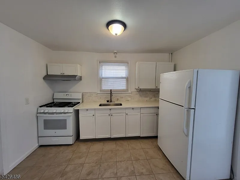 2 bed, 1.0 bath, $1,800 — Photo 2