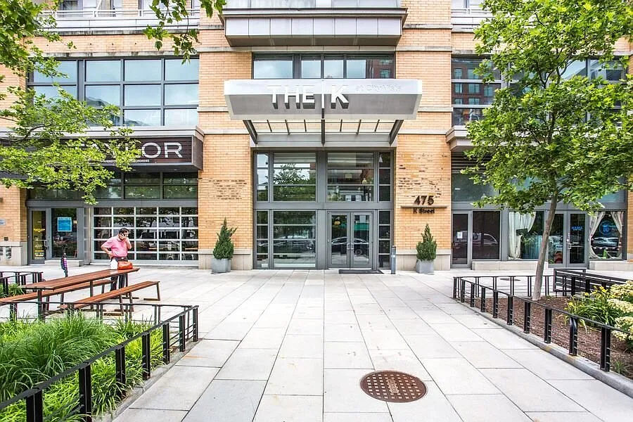 1 bed + den - Ideal City Living in City Vista! Parking Included! — Photo 2