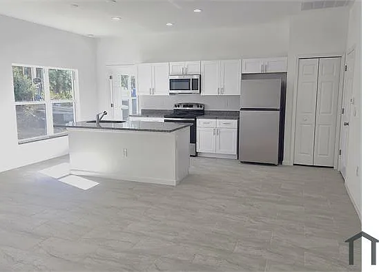 940 Sterling St E — Photo 1