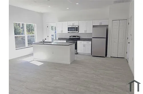 940 Sterling St E Photo 1