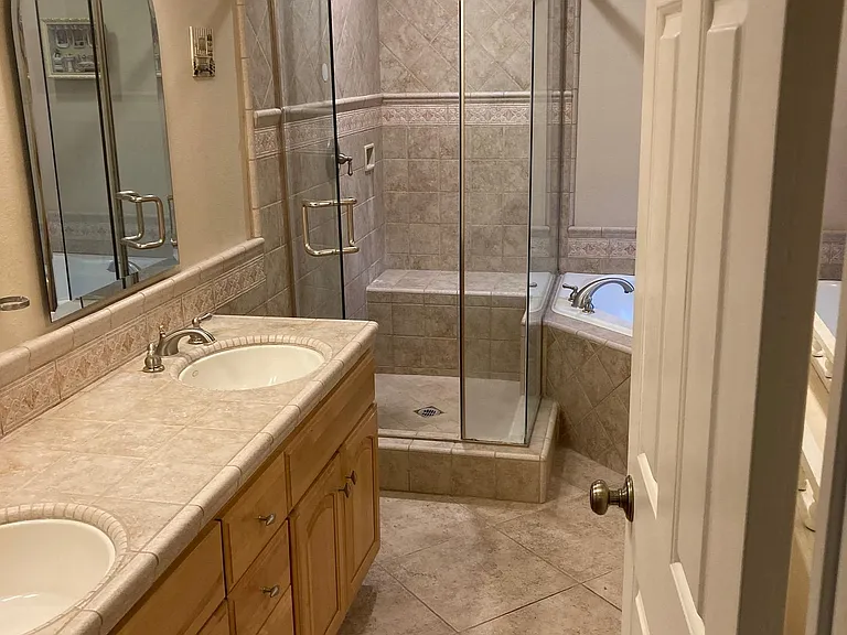 Main bathroom 1