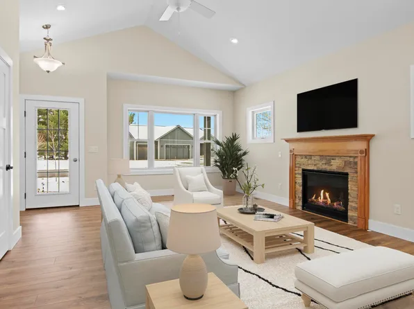 4054 Center Farm Ln, Traverse City, MI 49685