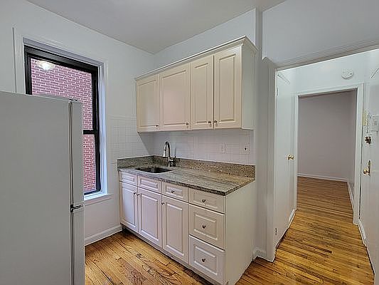 3rd image of 312 W 15th St APT 18