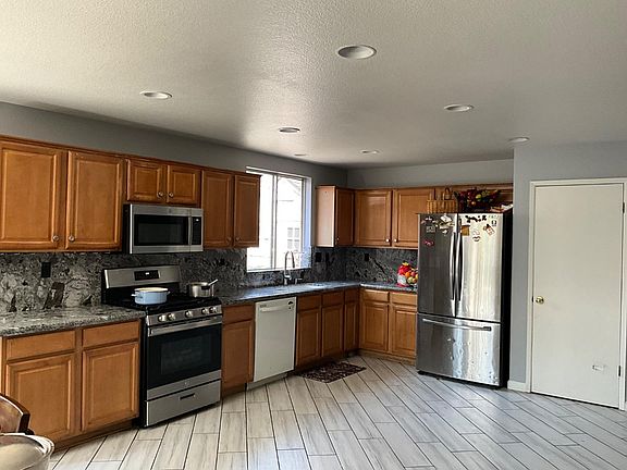 4th image of 2560 Glenview Dr