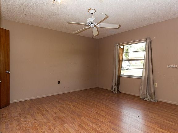 4th image of 210 E Fern Dr