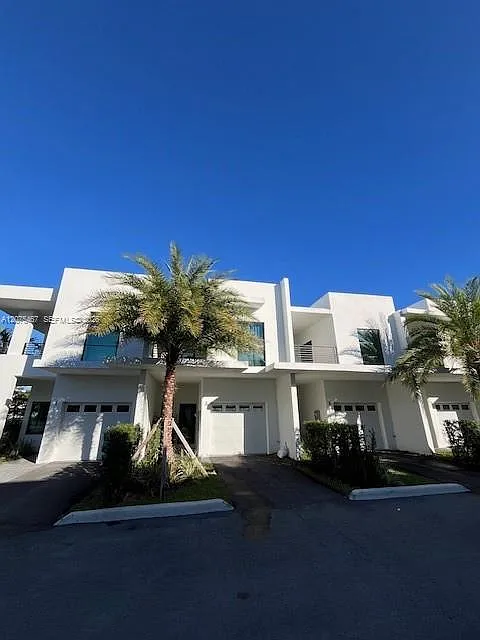 Hollywood Little Ranches — Photo 3