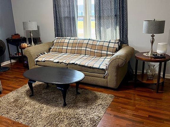 4th image of 202 Greenbriar Ct