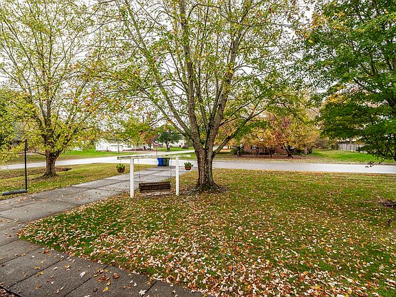 5th image of 100 Honeysuckle Dr