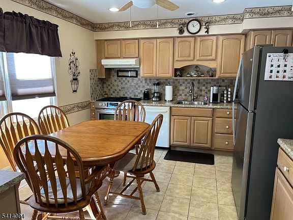 5th image of 385 Colonial Ave