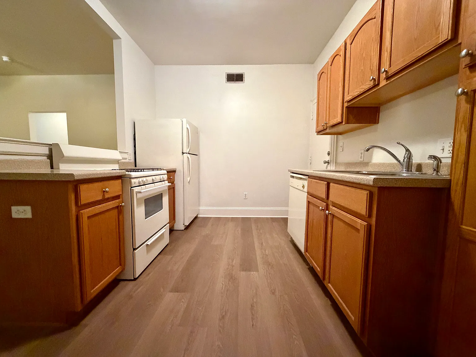 2 bed, 950 sqft, $1,225 — Photo 2