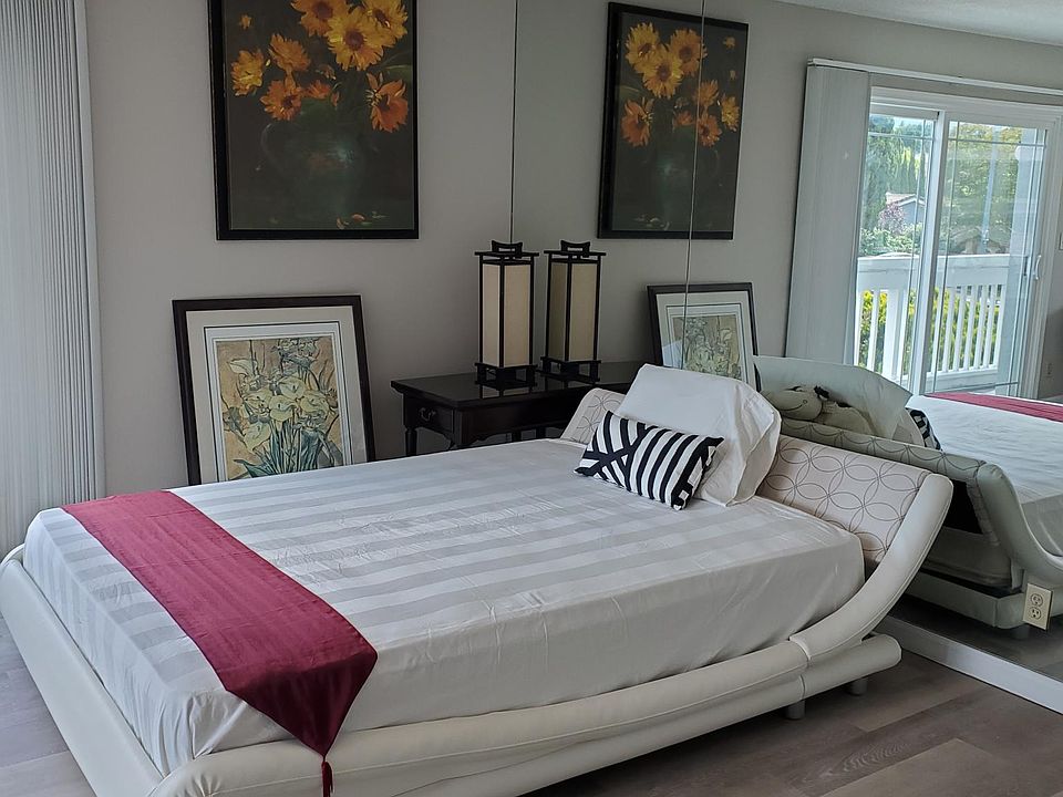 Picture of a part of this studio room.
Fresh painted with light warm gray color. The bed is of Queen size, good quality. What you see is what you get in the room, except the linens
New floor.