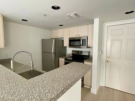 3rd image of 1801 N Flagler Dr APT 527