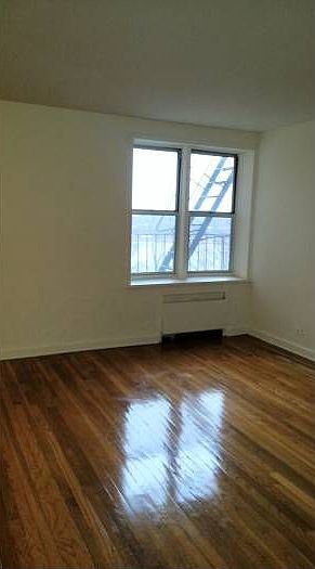 WINDOWS VIEW LIVING ROOM