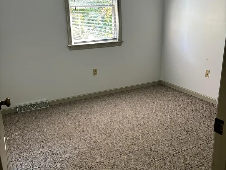 23 Sherrard Dr — Photo 7