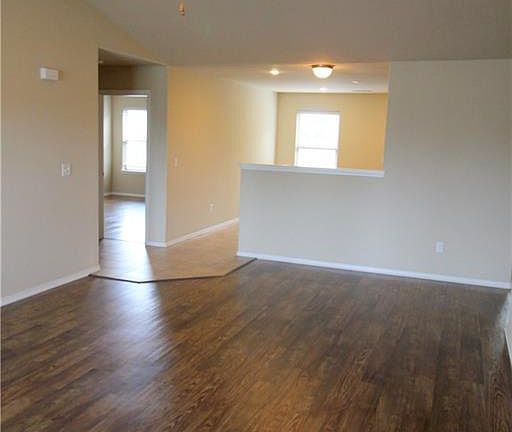 5th image of 402 E Laurel Ave