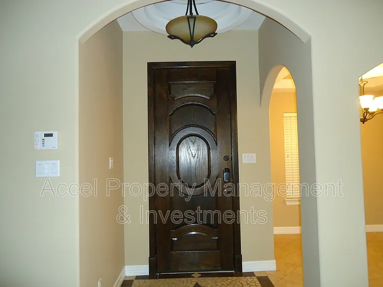 8902 N 36th Ln — Photo 2