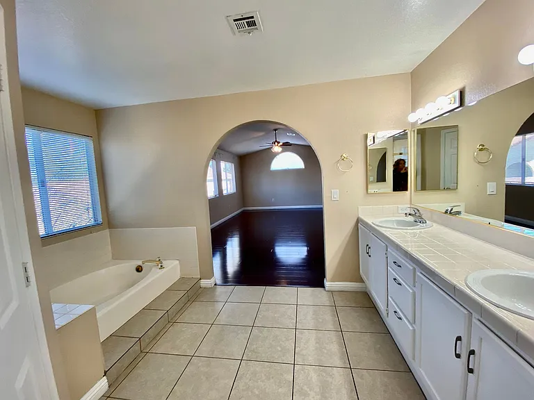 6580 Goldensun Ct — Photo 32