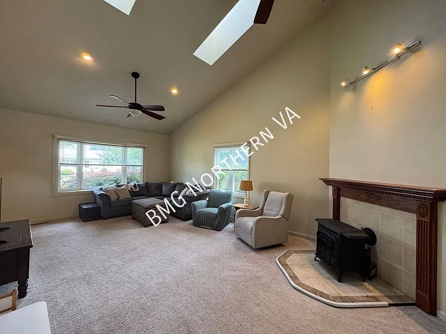 Beautiful 3 Bed 2.5 Bath Single Family Home On Large Private Lot In Manassas — Photo 4