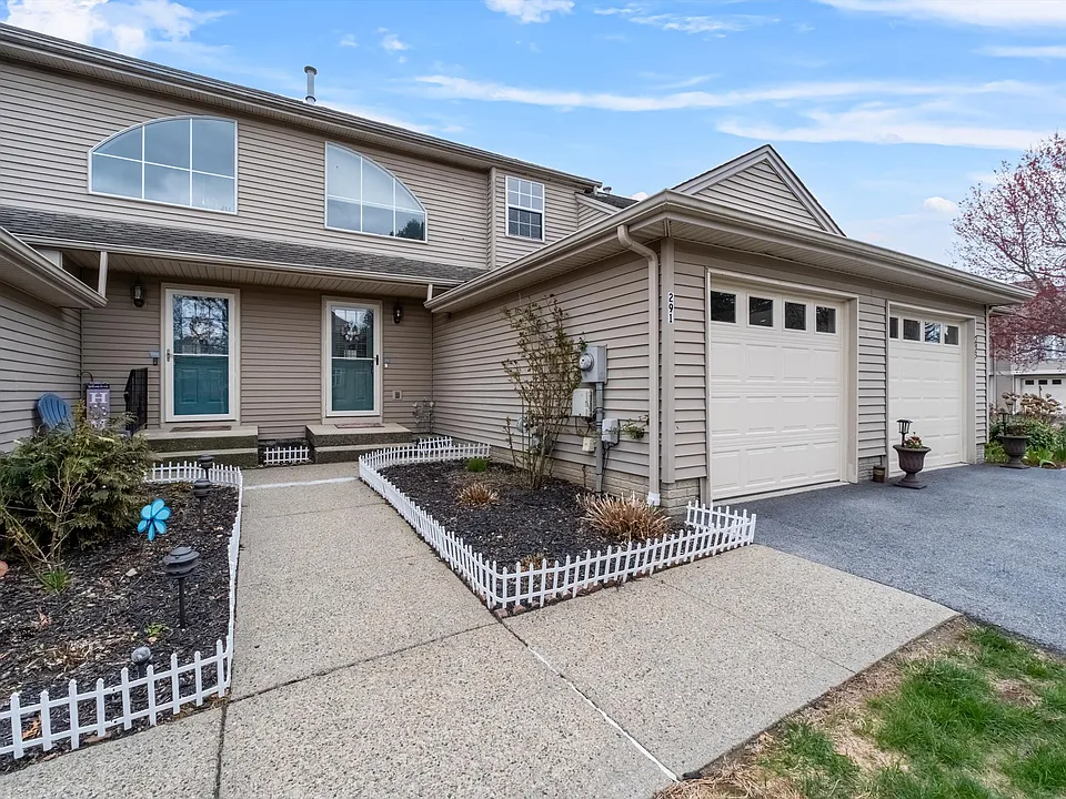 291 Crestwood Ct