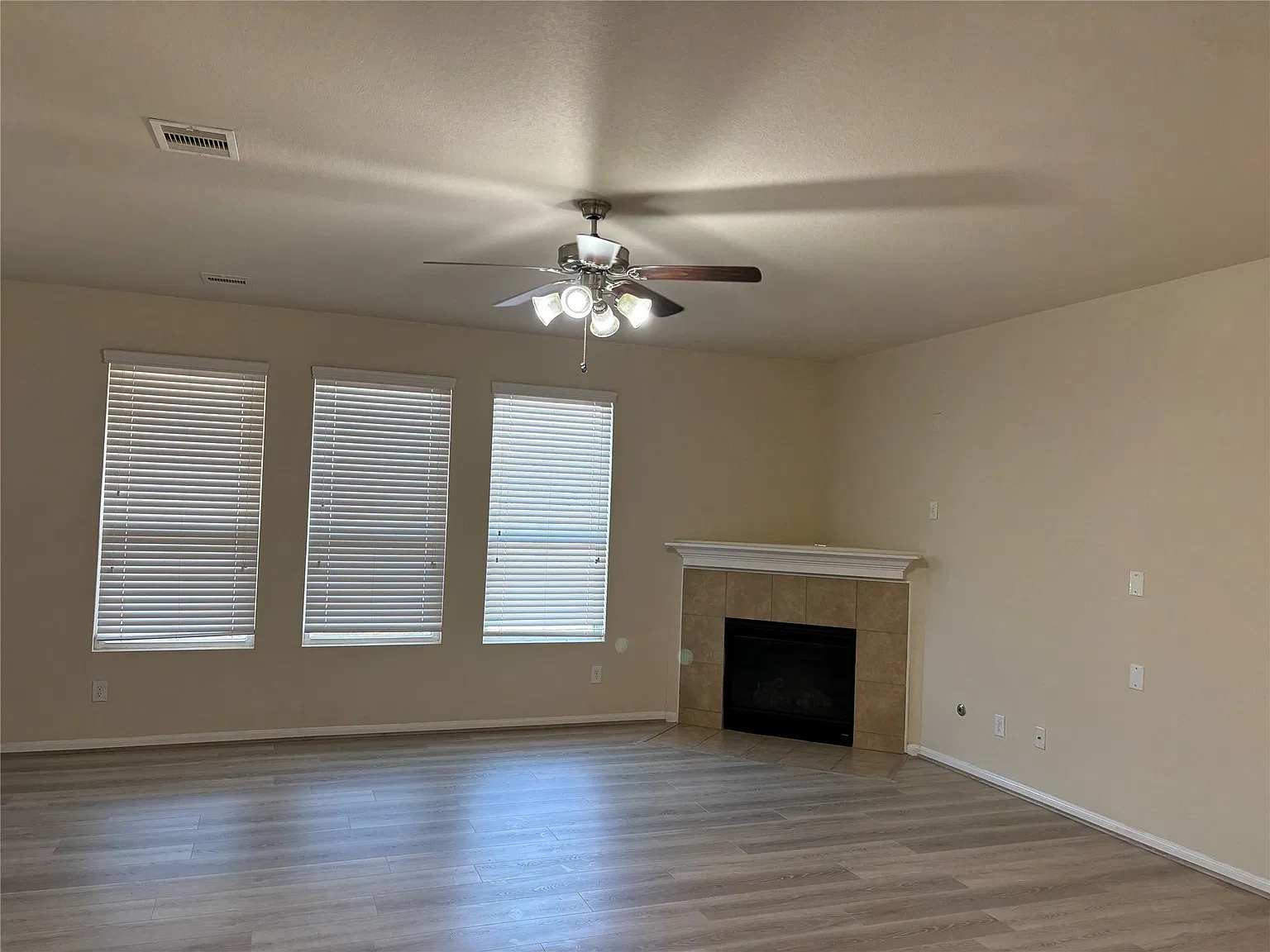 4 bed, 3.0 bath, 2248 sqft, $2,450 — Photo 3