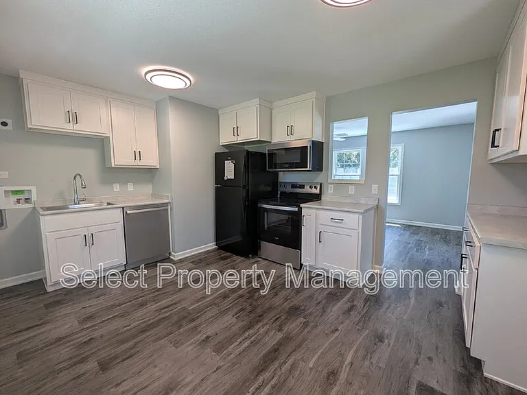 920 Courtney Dr — Photo 6