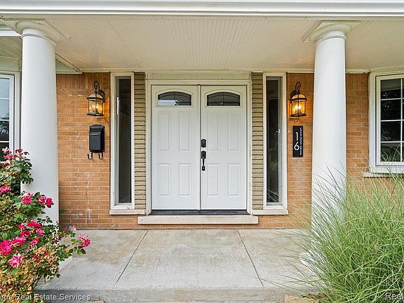5th image of 16 Crestwood Dr