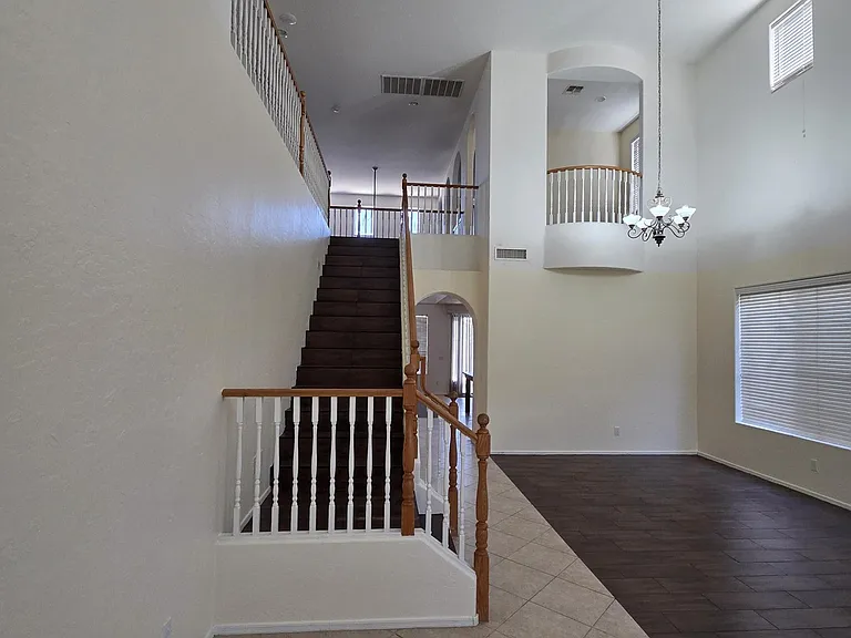 2709 W Redwood Ln — Photo 6