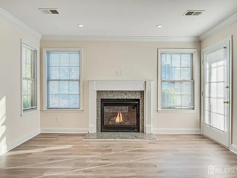 114 Longfield Ct — Photo 4