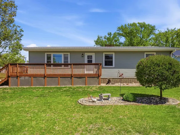 435 4th St S, Winthrop, IA 50682