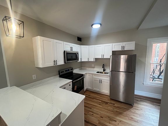 3rd image of 1422 N Van Buren St APT 2