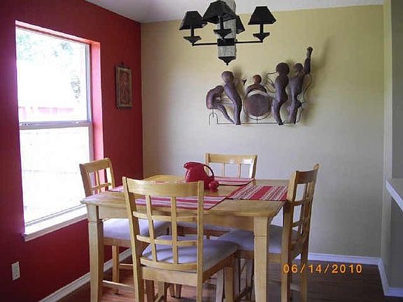 4th image of 910 Parkhill Dr