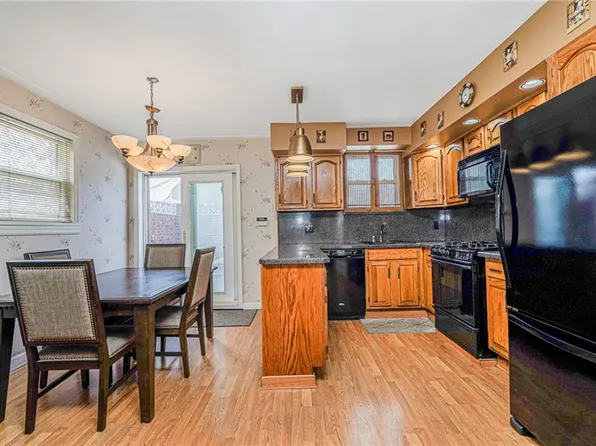 326 Bay 14th Street image 8 of 36