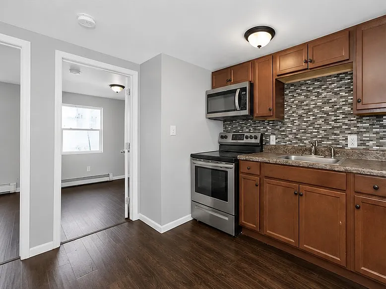 5 bed, 1.5 bath, 1616 sqft, $2,900 — Photo 2