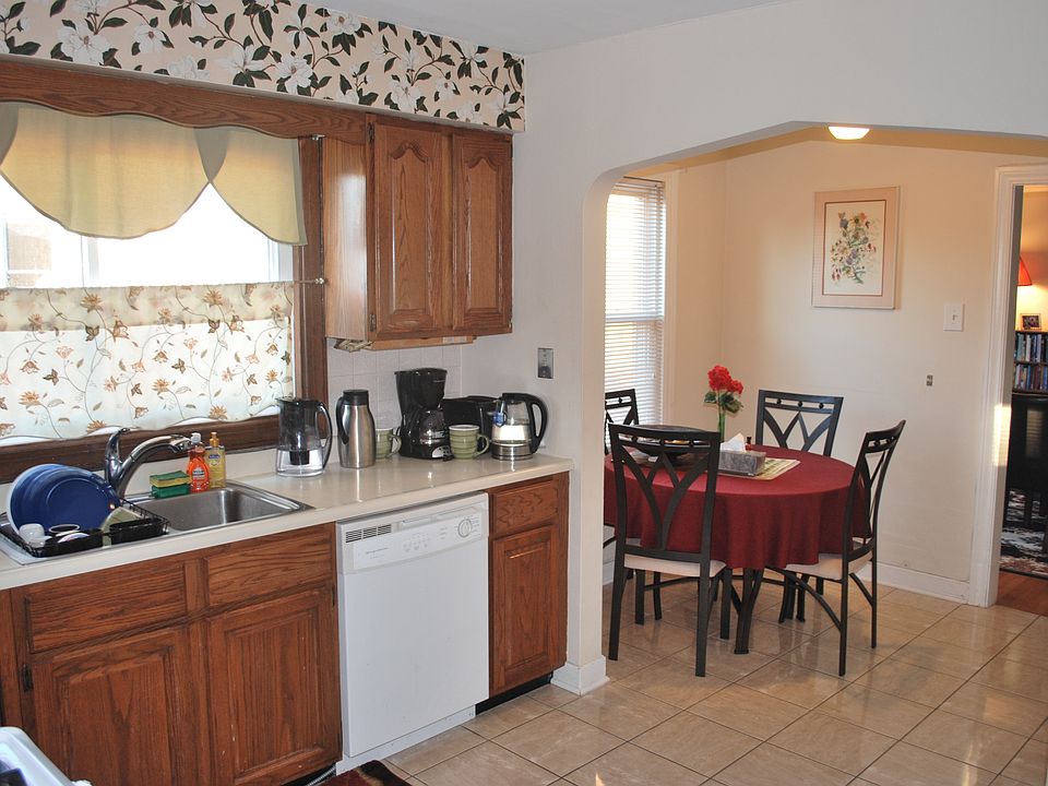 Kitchen with breakfast table (new kitchen will have all new stainless steel appliances)