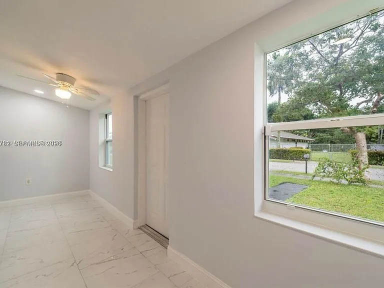 425 NW 14th Way — Photo 12