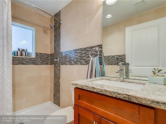 3rd image of 605 NE 28th St APT 3