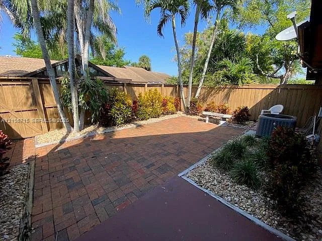 Briar Bay Townhouse Estat — Photo 2
