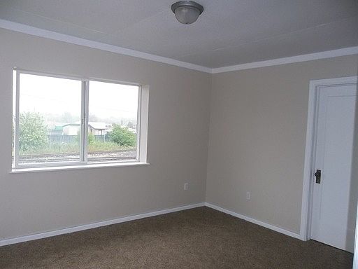 4th image of 8 SE Grace Ave