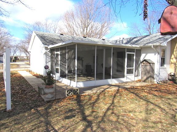 3rd image of 28 Rosewood Dr